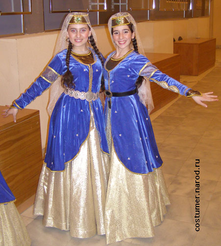 Девочки в грузинских национальных костюмах