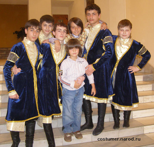 Юноши в грузинских национальных костюмах