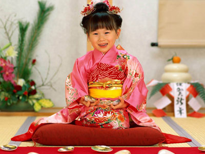 Девочка в кимоно - японском национальном костюме